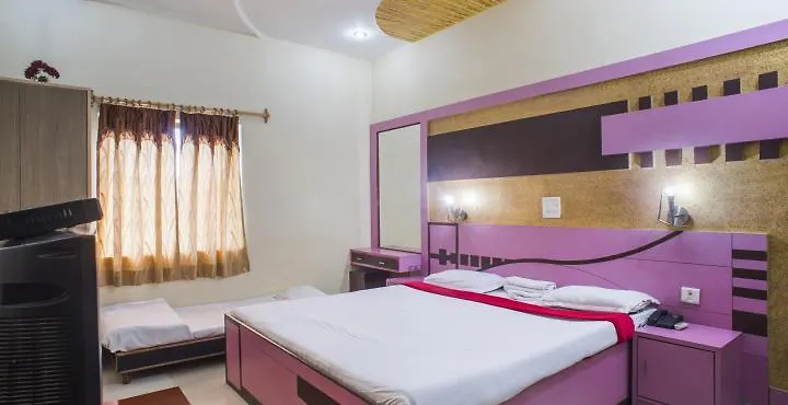 Oyo 12221 Hotel M House آغْرا