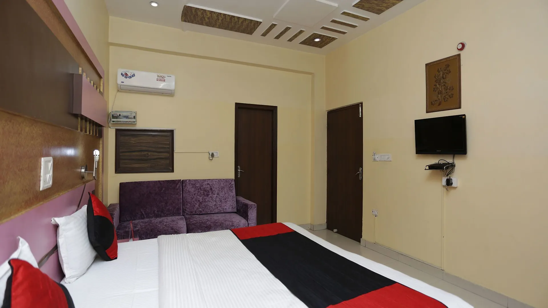 Oyo 12221 Hotel M House آغْرا